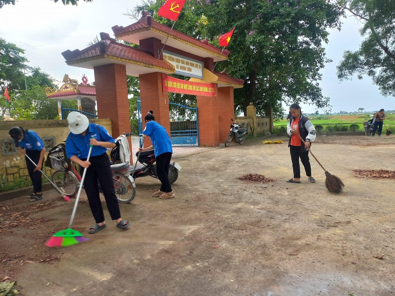 Đoàn viên thanh niên tham gia tổng dọn vệ sinh môi trường tại Đài tưởng niệm các AHLS